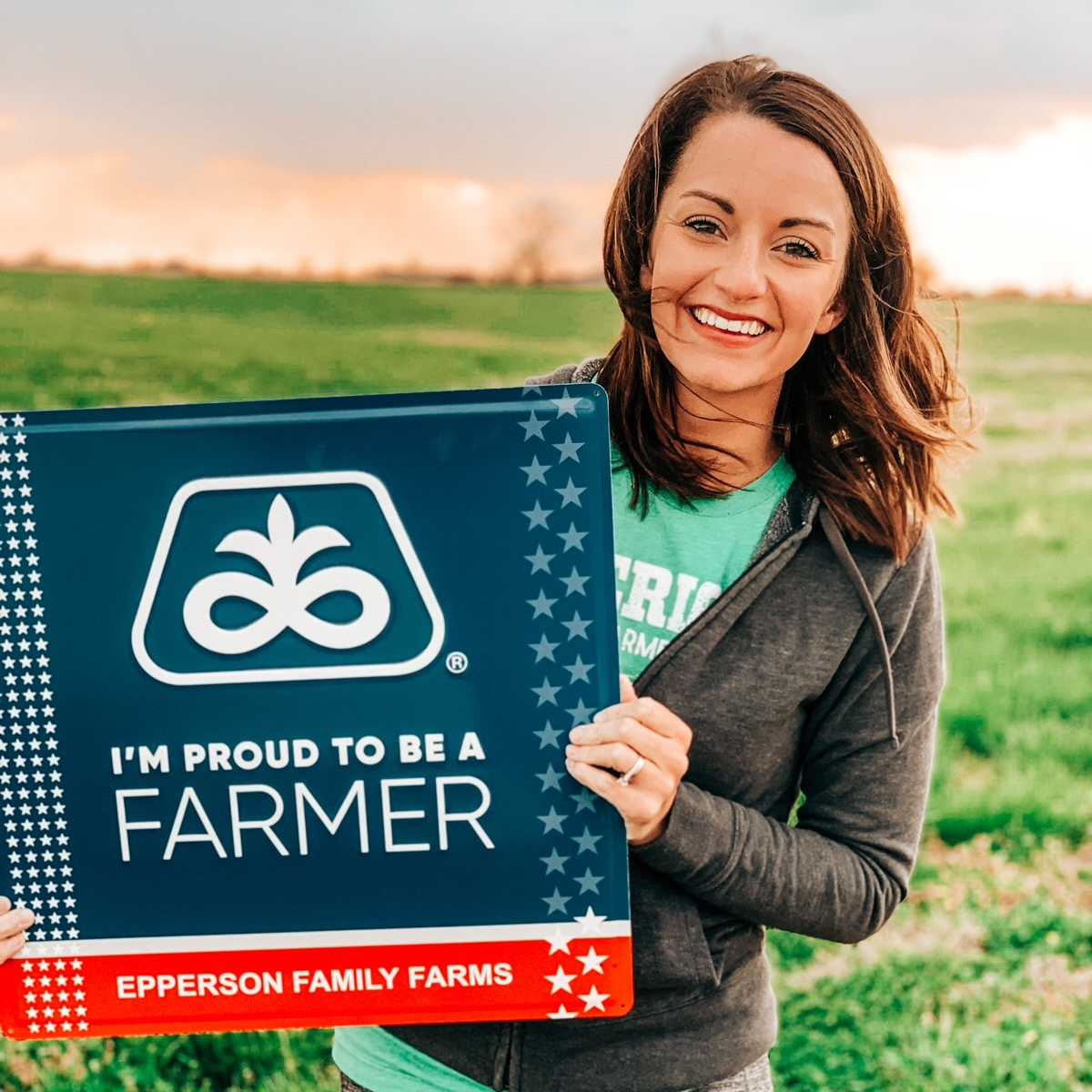 PioneerSeeds's tweet photo. Curious about planting #EnlistE3 soybeans? Follow along with @eppersonfarms all season long as they document their experience on their Missouri farm. 💚 #EppersonE3Experience @EnlistOnline