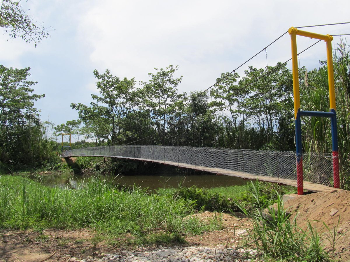 puenteros's tweet photo. #TBT RanchoPilon en Saravena Arauca. Nuestro puente más al ORIENTE de Colombia. 55 metros que comunican 60 familias. Construido en 2014 con mano de obra comunitaria y aportes de Fundación GE.
124 historias y 21 años Uniendo Caminos
#puenteros #puentecolgante #TrabajoComunitario https://t.co/csfNVjjGwX