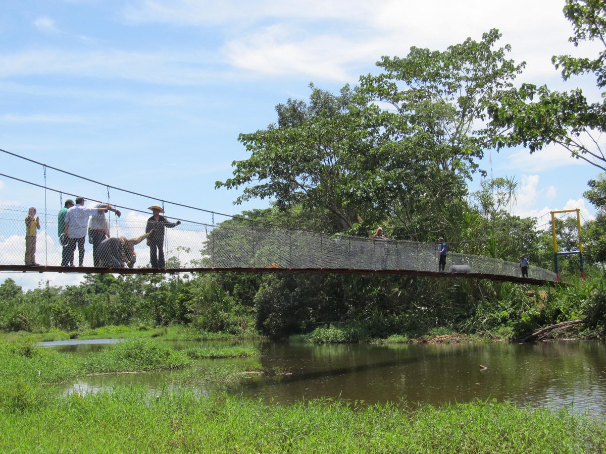 puenteros's tweet photo. #TBT RanchoPilon en Saravena Arauca. Nuestro puente más al ORIENTE de Colombia. 55 metros que comunican 60 familias. Construido en 2014 con mano de obra comunitaria y aportes de Fundación GE.
124 historias y 21 años Uniendo Caminos
#puenteros #puentecolgante #TrabajoComunitario https://t.co/csfNVjjGwX