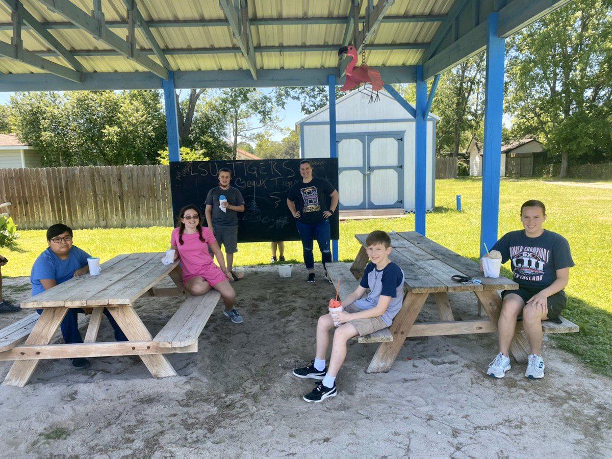 Got to see some of my 6th grade students who earned a Sno cone party for reading the most pages out of their whole school! #welldeserved <a href="/WISDBrabham/">Brabham Middle School</a> <a href="/WillisSchools/">Willis ISD</a> #socialdistancing #readersareleaders