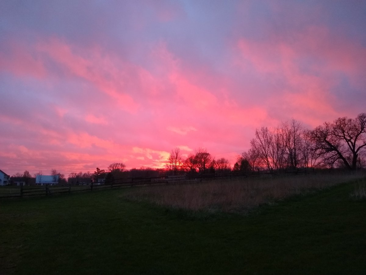 twdrenth's tweet photo. I stepped outside after catching a glimpse of the sunset to the west, and I got a bonus surprise of a rainbow to the east. What an incredible sky.
#wmiwx #Sunset #rainbow #SkyView42 https://t.co/54b5dDM2Zd