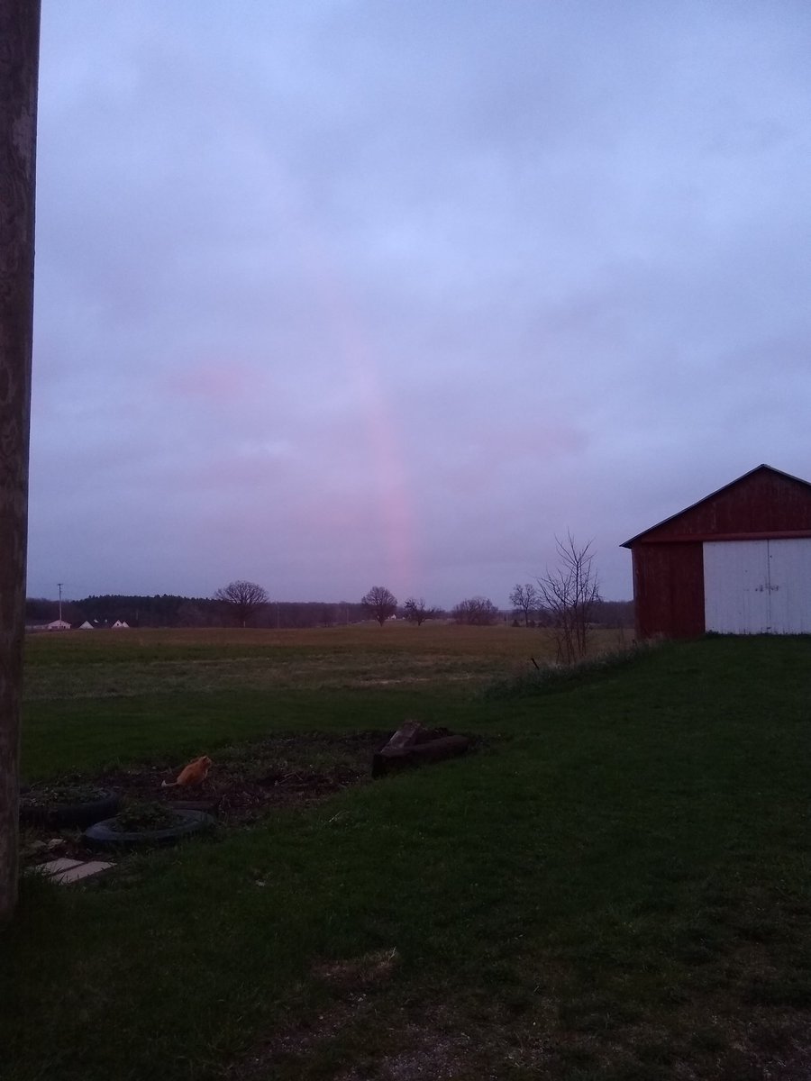 twdrenth's tweet photo. I stepped outside after catching a glimpse of the sunset to the west, and I got a bonus surprise of a rainbow to the east. What an incredible sky.
#wmiwx #Sunset #rainbow #SkyView42 https://t.co/54b5dDM2Zd