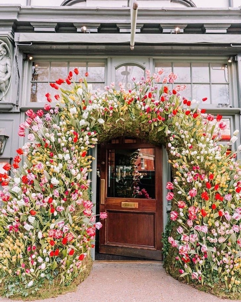 📸: @earlyhoursltd Want to share some color and floral escapism in these dark times. Design: @earlyhoursltd | Photo: @natalyjennings | Location: @ivychelsgarden ​​​​​. ​​​. ​​​. ​#sacksproductions #weddingflowers #flowerarrangement #weddingceremony #inspo #inspiration #ceremo…