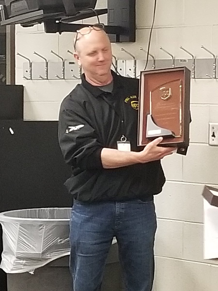 BobKee6's tweet photo. Congratulations on your retirement John Hanley! #keys2mysafety @ChesapeakUPSers @UPSTrayceParker @KVUPS @daveortone @JohnEitel2 @RobertCapone17 https://t.co/ZfxBR8TPa0