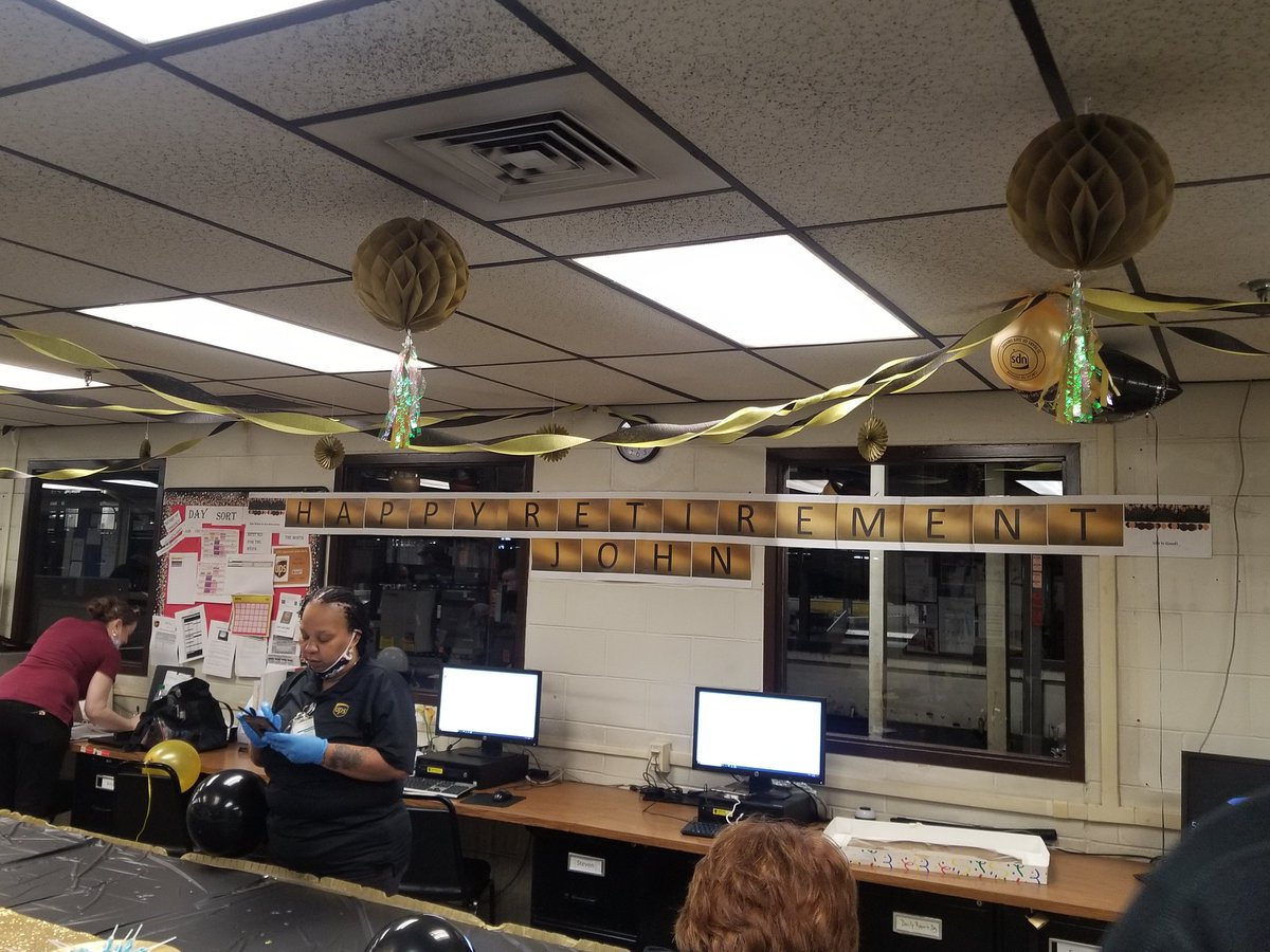 BobKee6's tweet photo. Congratulations on your retirement John Hanley! #keys2mysafety @ChesapeakUPSers @UPSTrayceParker @KVUPS @daveortone @JohnEitel2 @RobertCapone17 https://t.co/ZfxBR8TPa0