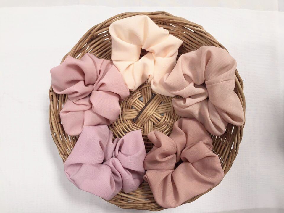arma_1957's tweet photo. รอบนี้เป็นผ้าชีฟองกับหมวก สีน่ารักมากค่ะ เส้นละ40บาท สอบถามได้นะคะ (มีสีเพิ่มในคอมเม้น) #ยางมัดผมโดนัท #ยางรัดผม #ยางมัดผมเกาหลี #ยางมัดผม #สครันชี่ https://t.co/Lmq5SHGhQG