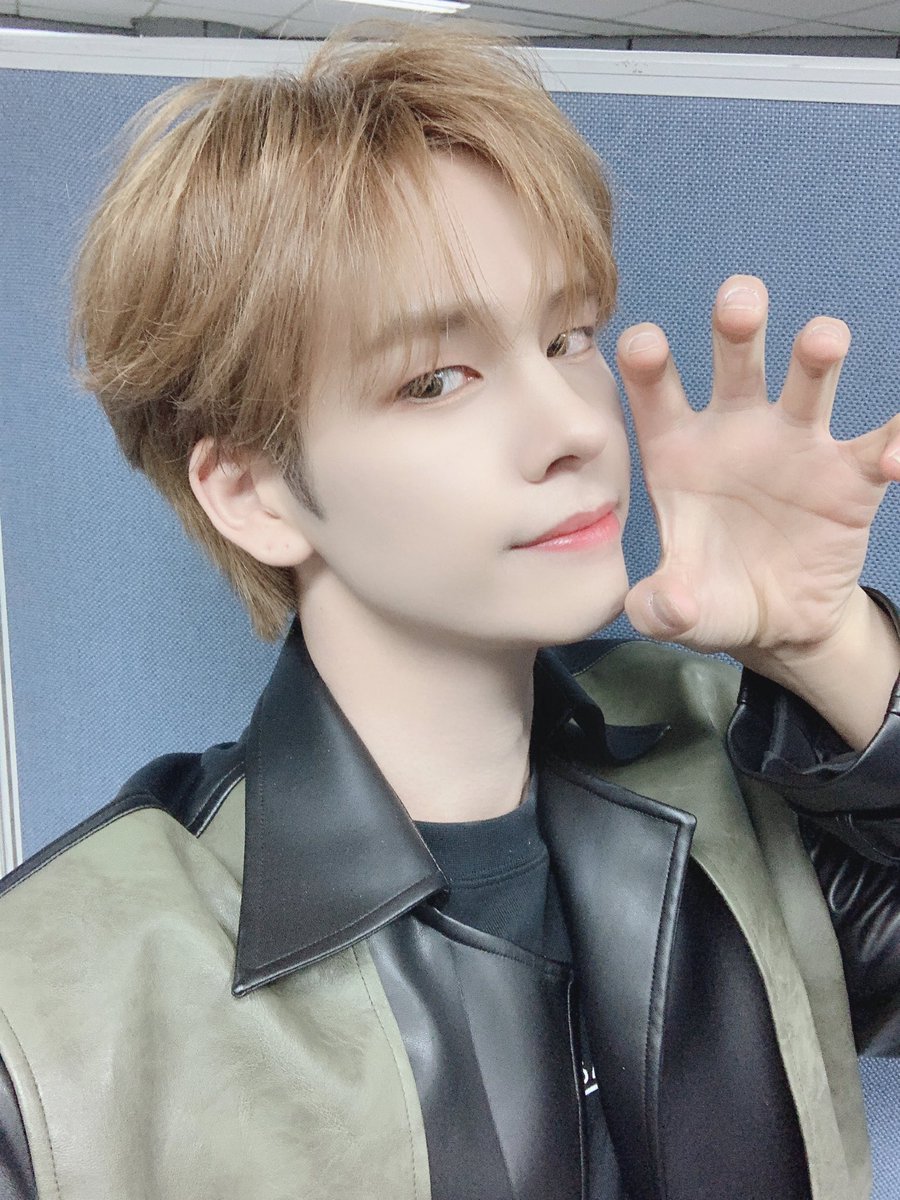 CRAVITY_twt's tweet photo. 잘잤어요???ㅎ5월의 시작이에여!!
5월달에도 우리 같이 행복한 시간 많이 보내여🥰
#크래비티 #세림 #모닝셂 #5월의시작 #크래비티와함께 https://t.co/FInw2rrD4G