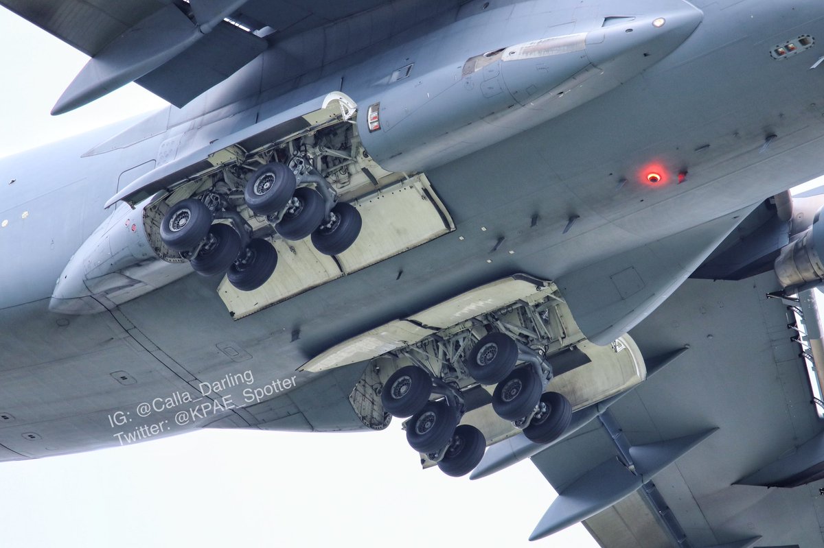 Close look of a US C-17 landing gear compartment