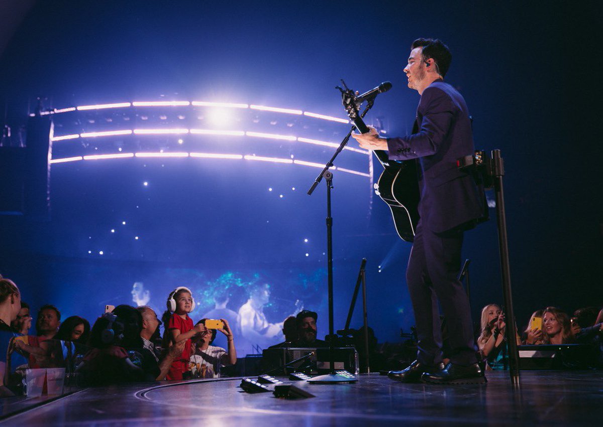 kevinjonas's tweet photo. #tbt ❤️ #happinesscontinues https://t.co/iWVSUaSVDn