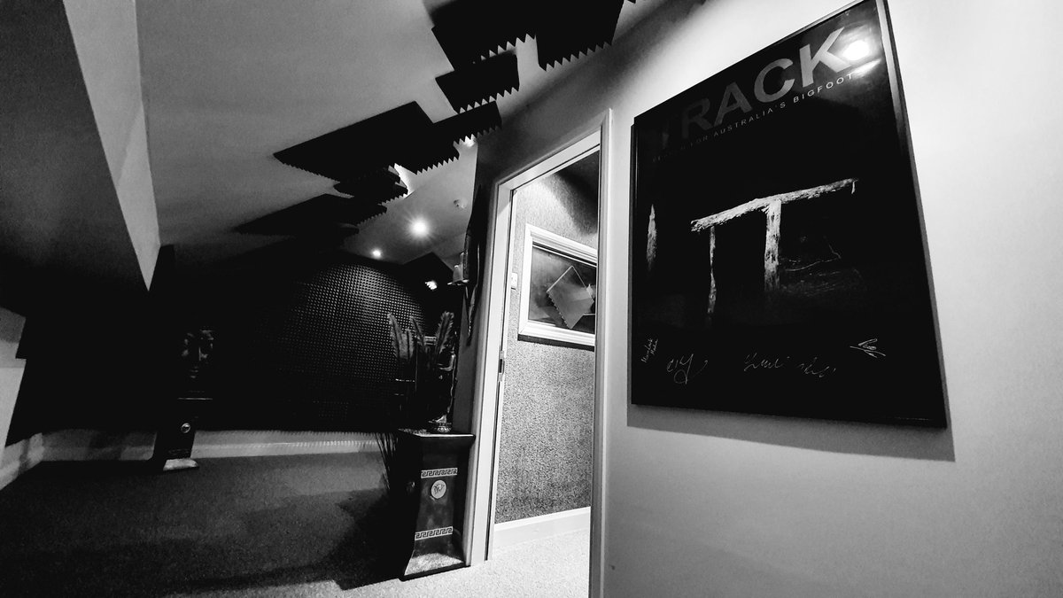 first-person accounts that preach very much to the cryptid choir and a moody soundscape highlighted by an evocative score by Daljit Kundi aka #SINIUS are effectively employed.

screen-space.squarespace.com/reviews/2020/3…