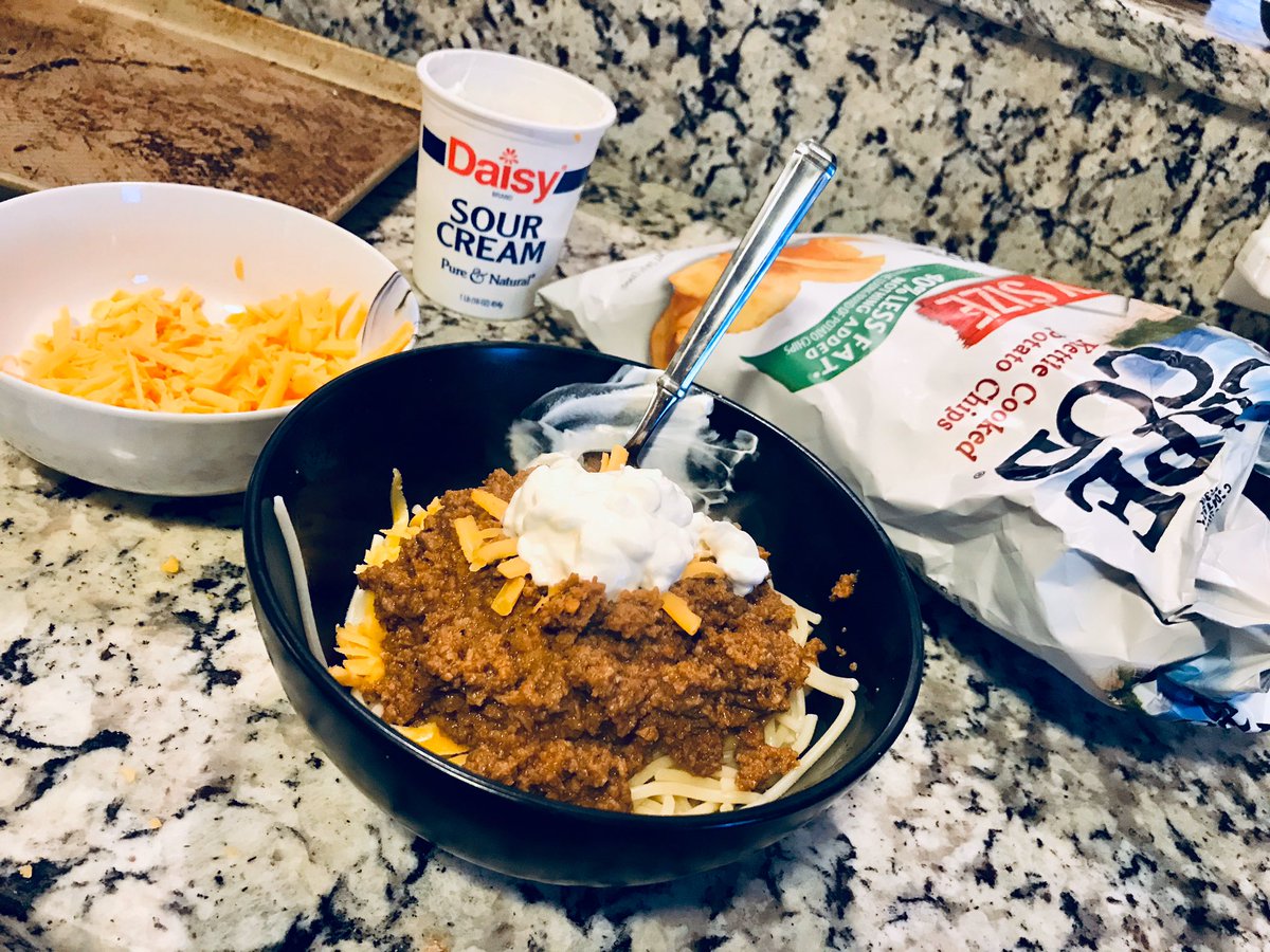bigwilley18's tweet photo. When your boy @WillPeng56 surprises you with a fresh delivery of @Vienna_Inn chili so you can enjoy a taste of home from all the way in Williamsburg. #ViennaInn #ChiliMac #NomNomNom https://t.co/rLCf8zSWVr