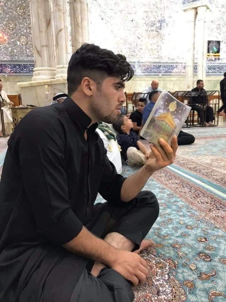 بعد ان فقد الوعي لمدة 4 اشهر بسبب اصابته في تظاهرات النجف ، ينتقل الى جوار ربه الشهيد رضا هيثم تغمده الله بواسع رحمته وانا لله وانا اليه راجعون
أنتم الثوار وليس المدونين المأجورين الأنذال