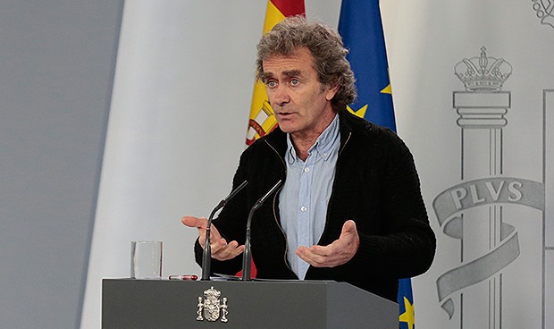 butacondelgarci's tweet image. Fernando Simón no viste con corbata y no se mira al espejo. El look le importa un pepino. Su corazón viste de smoking y su trabajo es oro de solidaridad. Domina seis idiomas. Ha recorrido mundo sirviendo a los demás. ¿Y tú, Pablo Motos, tienes idea de tu talla moral? No llegas.