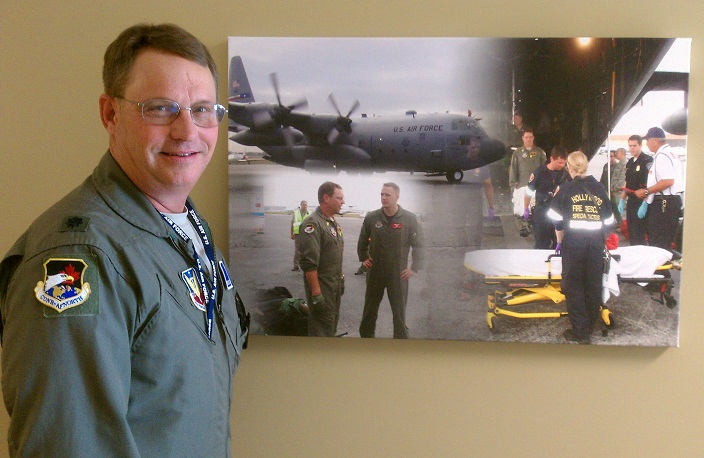 DrChrisR's tweet photo. #ThrowbackThursday #USAF #1stAF - Next to the portrait hung at Air Force Northern Command (AFNORTH) Headquarters taken of us during the 2010 Haitian Earthquake evacuating casualties. Hard to believe it was 10 years ago.🇺🇸🇺🇸🇺🇸 https://t.co/22gujKwb6D