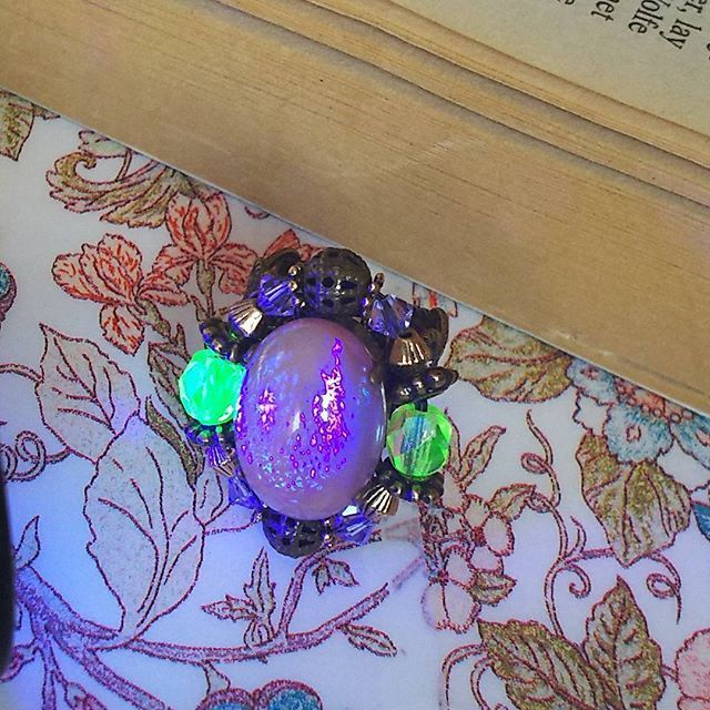 LYCORISBEADS's tweet photo. 【過去作ご紹介】
メインはチェコ製カボション、周囲に #ウランガラス と #ネオジウムガラス をあしらった色が変わる #指輪 です。
#ハンドメイド #エレガント #クラシカル #アンティークhttps://t.co/qol5lZ3YUC