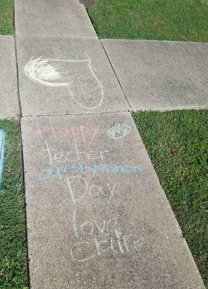 gdentonpink's tweet photo. Loved seeing this message on my sidewalk and flowers and note on my porch today! #2Apink #TeacherAppreciationWeek https://t.co/mwDdLXwYhV