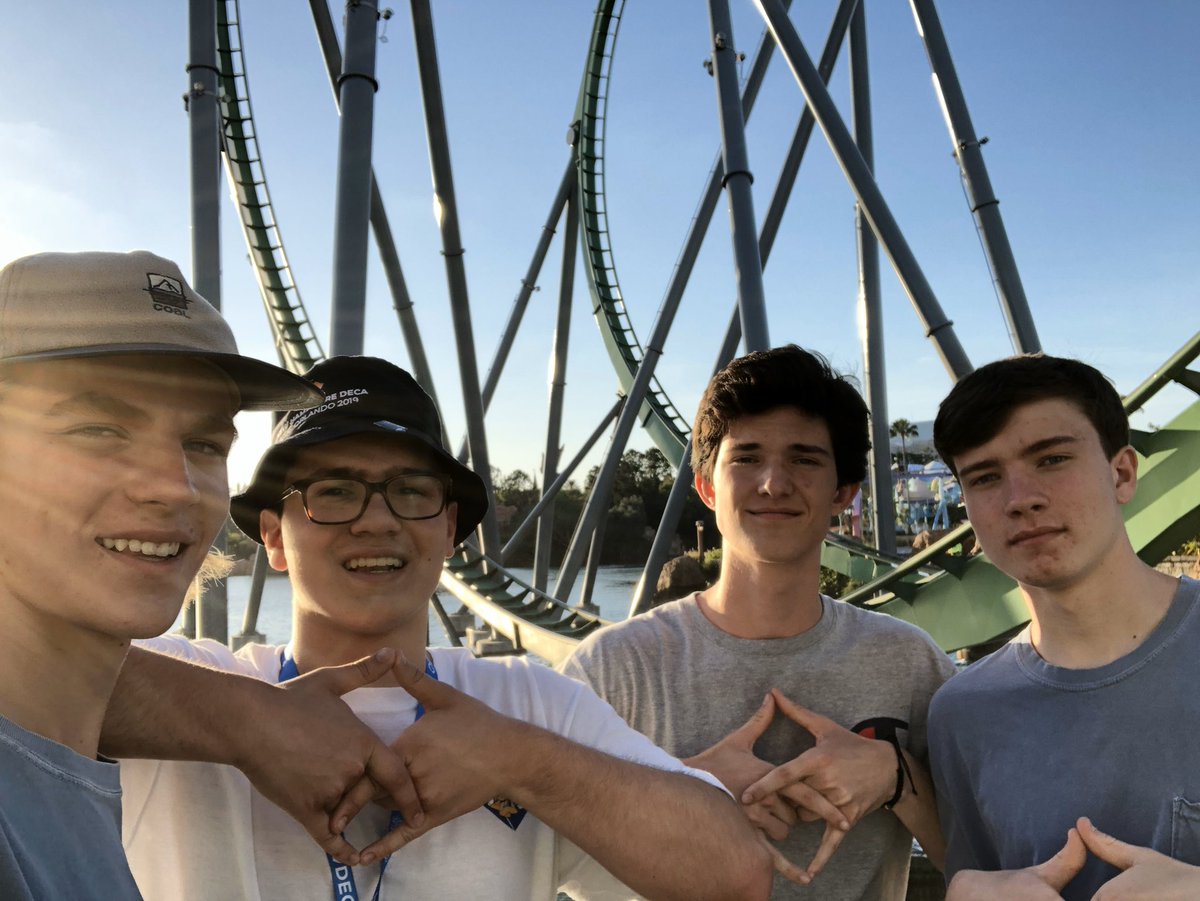 GarrettHollan19's tweet photo. @wcsBHSln Here’s the #bhsdecarockstars and me having an awesome time at Universal Studios Orlando for ICDC 2019! #DECATBT #ICDCWEEK https://t.co/quf8FQbIfw