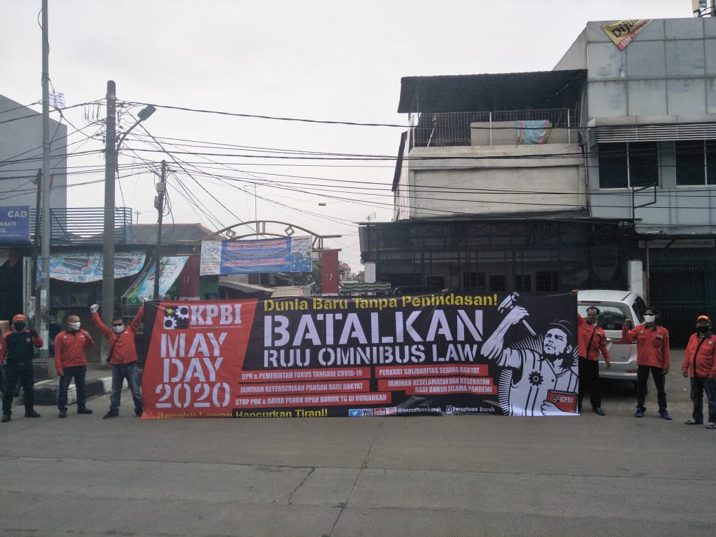 persatuanburuh's tweet photo. Bersiap membentangkan spanduk sbgai peringatan #MayDay2020 d Jakarta Utara. #StopPHK #talangirakyat bkan hanya pengusaha dan #saveTHR https://t.co/d4fX03wYRg