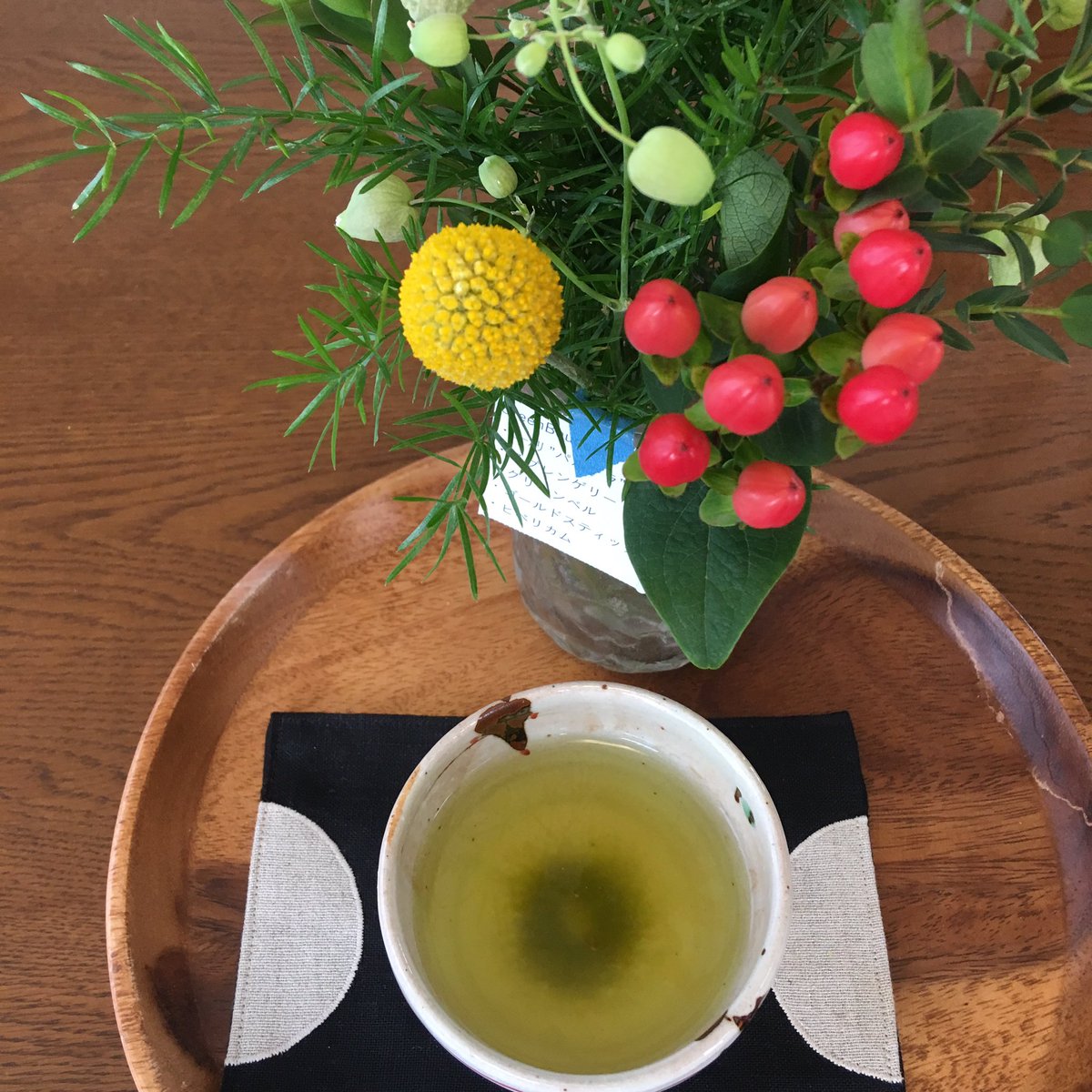 suzukiruruko's tweet photo. #朝のお茶
久しぶりに頭痛でツイート遅くなった。 #FlowerKitchen の #グリーンブーケ 定期便が届いた！この黄色くて丸くて可愛い花は初めてかも。見ていると、頭痛も吹き飛…ばないけど嬉しい気持ち。そろそろ薬が効いてくる頃です。
５月になりました。皆さま今日も素敵な一日を。 https://t.co/zvVPRy1vSe