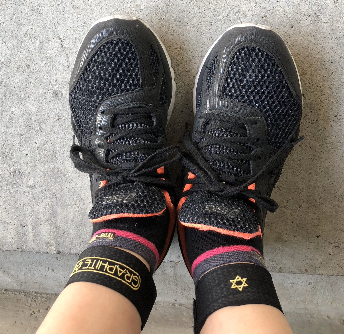 n363363's tweet photo. シューズは、久々に #asics #GELFEATHER4 に #RandL のソックスで。
気温が15℃まで急上昇!😵💦、途中止まって給水したり、体温を下げる為に日陰で休んだり。
明日は、近所の坂道コース等などをアタック予定。🏃♀️
#マラソン女子
#スカイランニング3776
#491m #あと3285m #あと16日
#graphiteband https://t.co/xdUJ4Plc5J