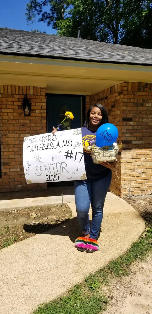 mel_burrowm's tweet photo. Love my LADY PIRATE SENIORS!!! Senior parade... I will miss my girls #Allin #LPSOFTBALL https://t.co/5O0BhJsDbY