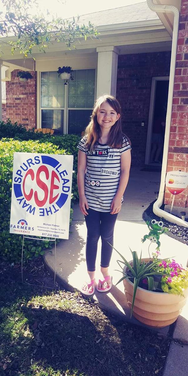 CounselingCses's tweet photo. Our Spur Ambassadors were super excited to find a surprise in their yard today! We are so glad we could bring a little sunshine to you!🌞We love and miss you dearly!💙🤠❤#itsaspurthing #EMSproud @mmendellAP @EMSCounseling @EMSISD https://t.co/QzaPpmbkGF