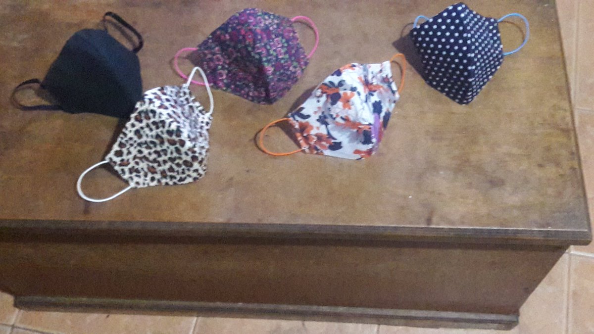 marziu66's tweet photo. Hola gente. Estoy en el seguro como miles de uruguayos. Pense en demandar a los chinos pero me va a salir muy caro y dudo tener suerte. Mi pequeño emprendimiento
 Son doble tela popelina que es la que aconseja el MSP  y tiene entretela en el medio. Son lavables https://t.co/RbEbQzLyDL