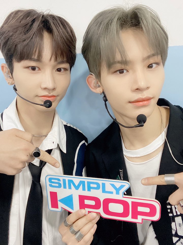 _Simplykpop's tweet photo. The moment we saw the light🎆
we opened our eyes👀
and there they were! #TOO right in front of us🎁
Shining brightly as a light🕯️ and as charming as a flower🌼 
come watch TOO's performance #Magnolia on #SimplyKpop at 1pm KST today! Let's go!🔎 https://t.co/OAy6cMNQ1E