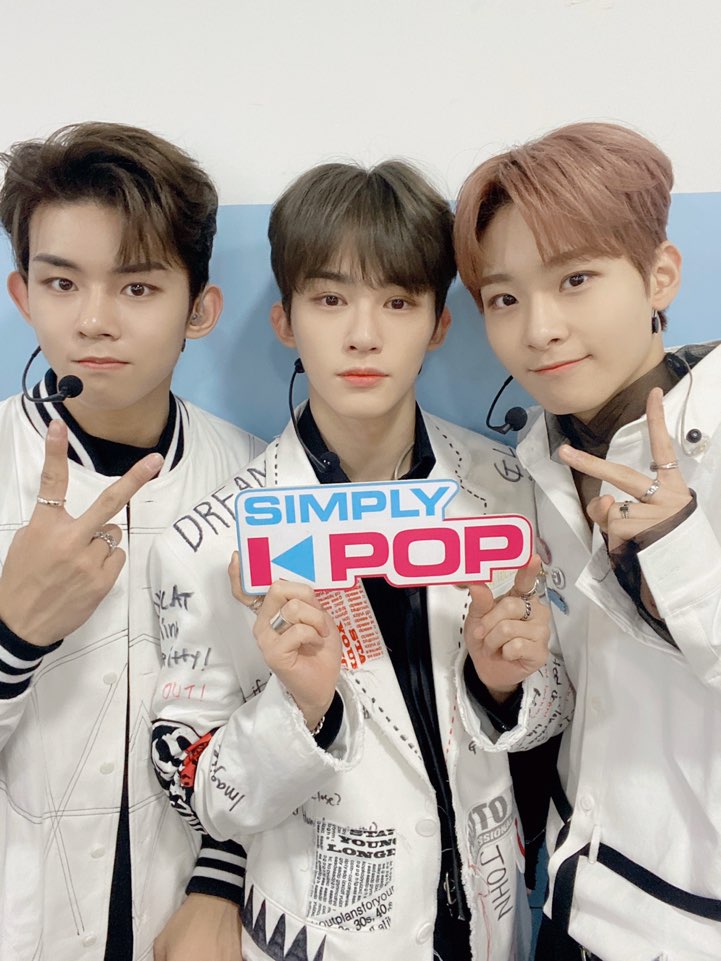 _Simplykpop's tweet photo. The moment we saw the light🎆
we opened our eyes👀
and there they were! #TOO right in front of us🎁
Shining brightly as a light🕯️ and as charming as a flower🌼 
come watch TOO's performance #Magnolia on #SimplyKpop at 1pm KST today! Let's go!🔎 https://t.co/OAy6cMNQ1E