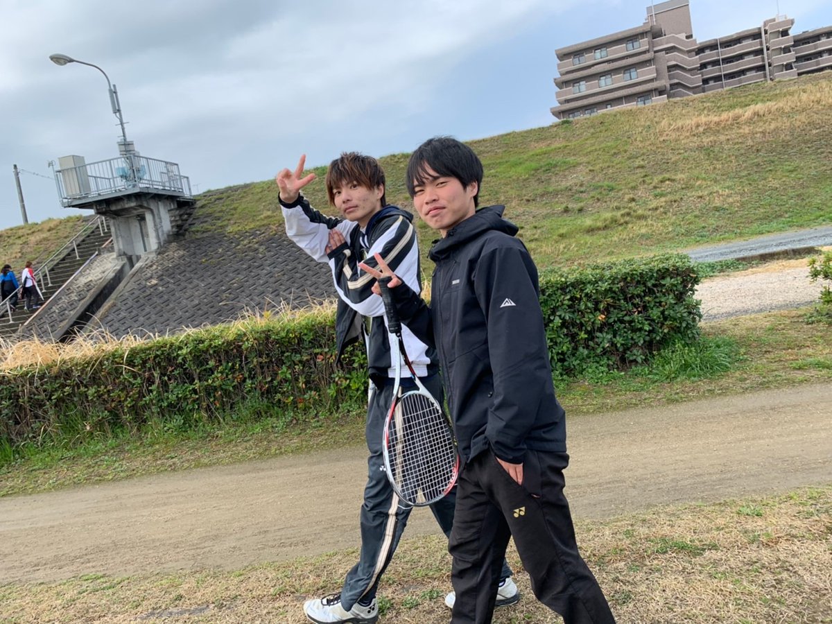 okadaiyawaraka's tweet photo. 【メンバー紹介No.18】
眞木 道太(まっきー)
岡山理科大学工学部建築学科三回生
東岡山工業高校(岡山県)出身
前衛
好きな食べ物は肉
嫌いな食べ物は魚介類
人に対しては好き嫌いしないいいヤツ
テニスのプレイングは一級品で三回生前衛の中でトップレベル https://t.co/LnTdU3Gun4