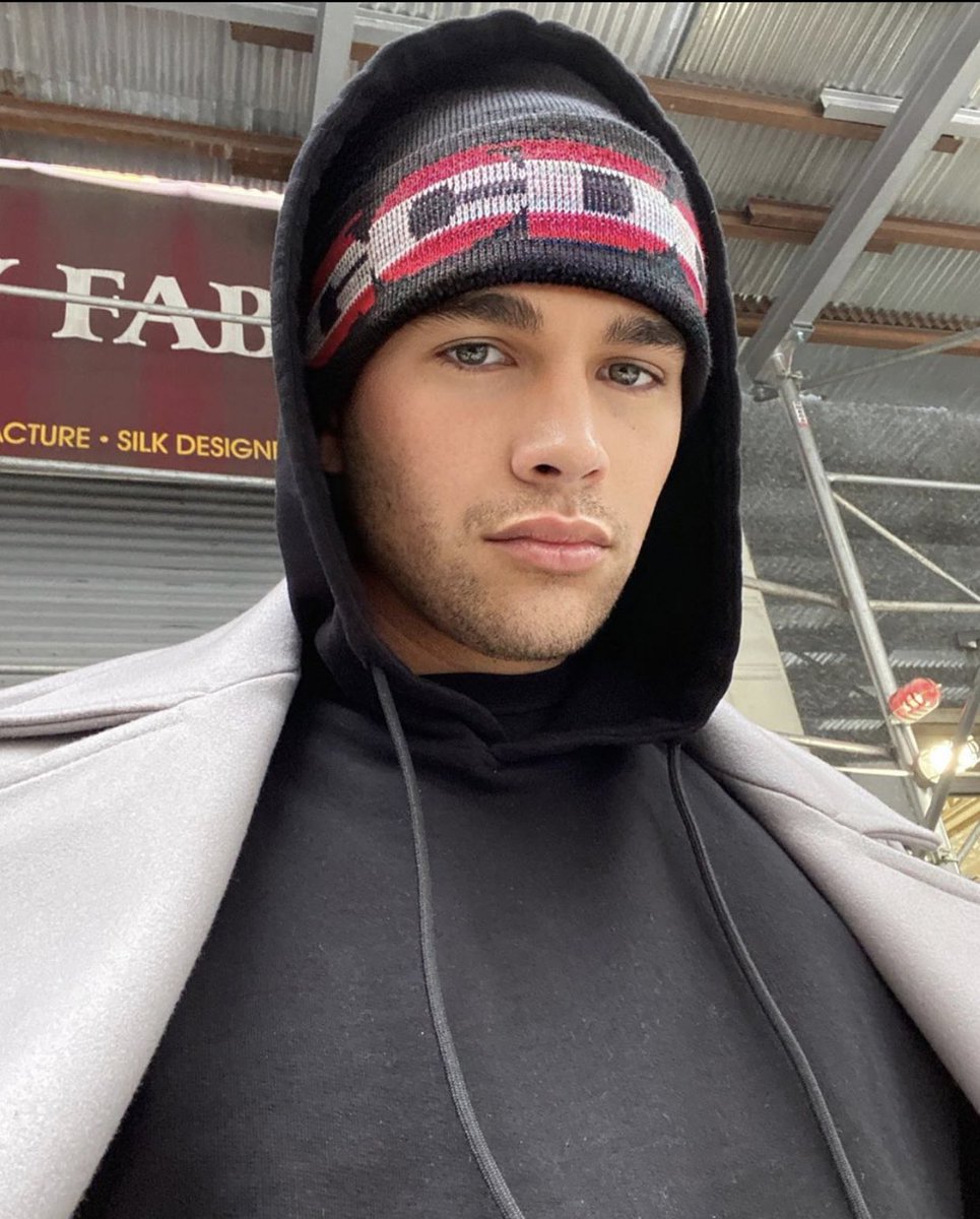 MahoneAccess's tweet photo. Stop sleeping on Austin Mahone! https://t.co/Twu1V7Oyqr