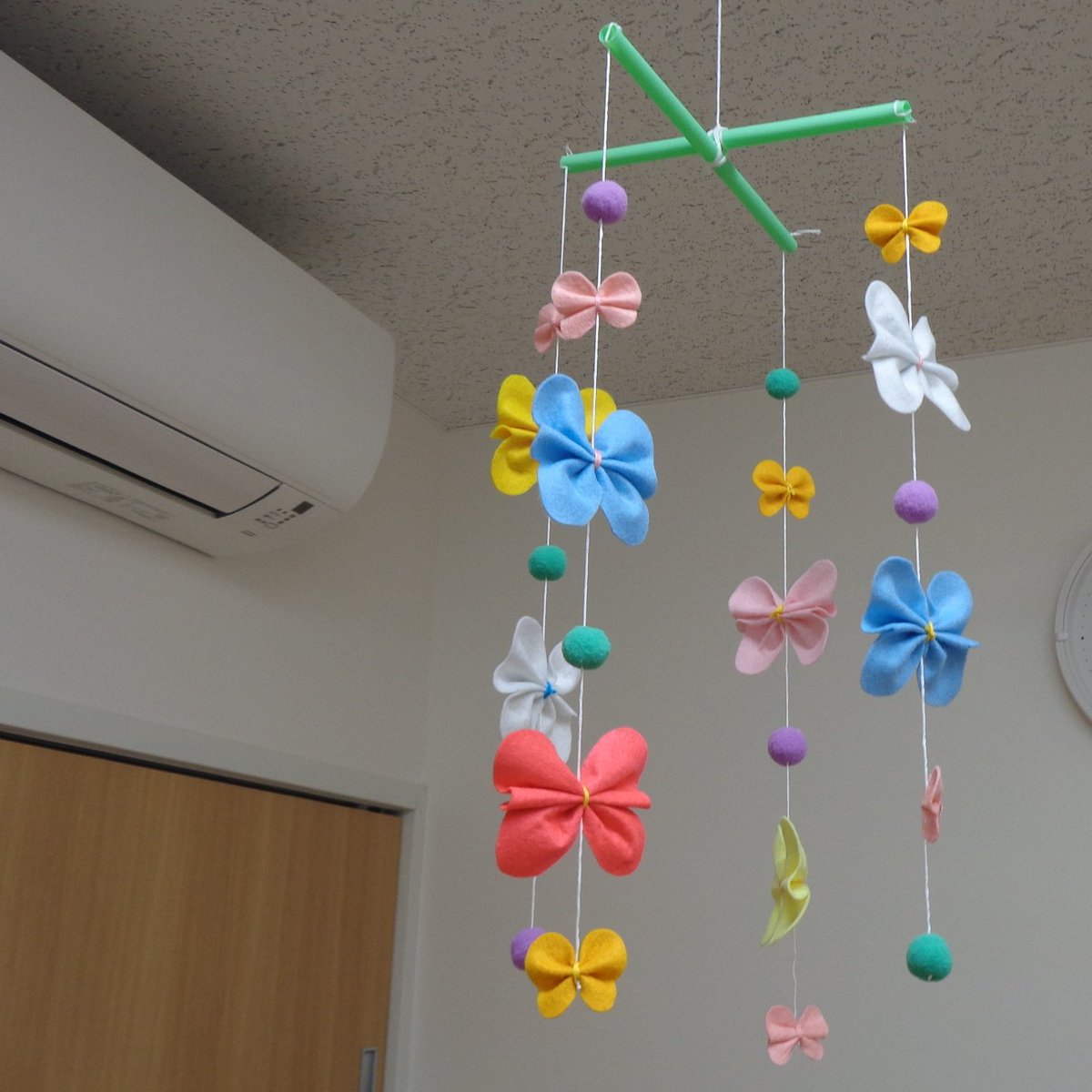 デイジー小規模保育園 加賀 A Twitter モビールキラキラ カラフルなモビールをぶら下げました クルクル回っていかわいいです 見てもらえるのをまってます