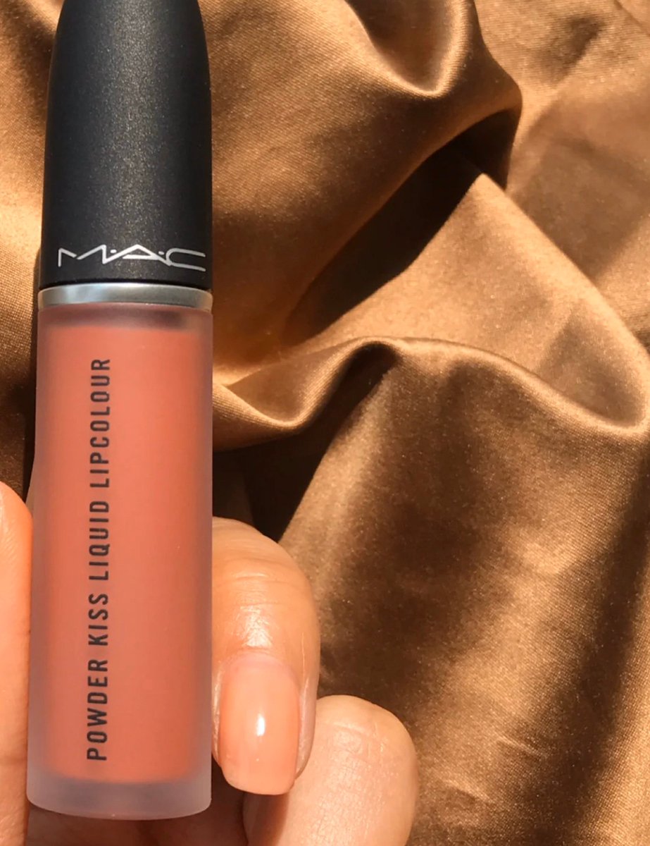 thajilove's tweet photo. เจอ M.A.C รุ่น Powder kiss ตำใจเข้าอย่างจัง อันนี้สี Mull it over สีชมพูนู้ดอมส้มหน่อยๆ ชอบตรงสีที่มันดูเกาๆฟุ้งๆน่าเอ็นดูนางอยู่น��� เอาล่ะ! อายุน้อยลิปร้อยเเท่ง
Cr.jenbocc
#ไว้รีวิวห้ามขายของของโว้ยยย #HowtoPerfect #MACPowderKiss #แมตท์ไม่แห้ง https://t.co/wWXsH9HCpq