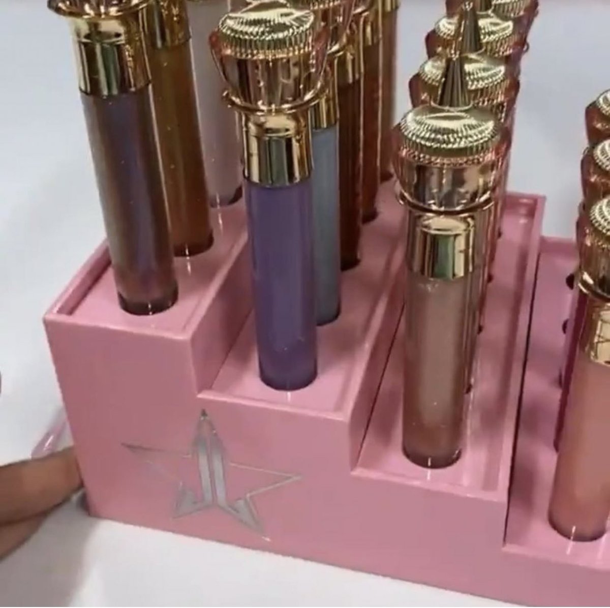 Trendmood's tweet photo. #SneakPeek 👀🚨About to drop NEW! #TheGloss 💄 Holder by @JeffreeStar Cosmetics holds 20 #glosses in baby pink color with silver details 
#ComingSoon https://t.co/bLnsbiiuMv