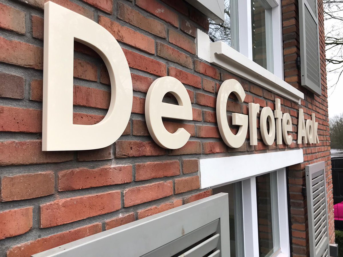 "De Grote Aak" in #Zaltbommel is sinds kort van alle kanten herkenbaar. De door ons geplaatste onverlichte #gevelletters zijn goed zichtbaar voor bezoekers van dit wijkontmoetingscentrum. Ook een herkenbare #gevelreclame op uw pand? gevelreclame.nl