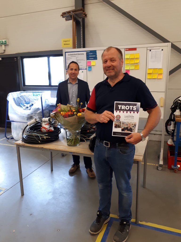 Onze Lucas is vandaag 12,5 jaar in dienst! Hij werd vanmorgen overvallen en flink in het zonnetje gezet door <a href="/Wendelsson/">Egbert Wendel</a>. #AdvancedPeople