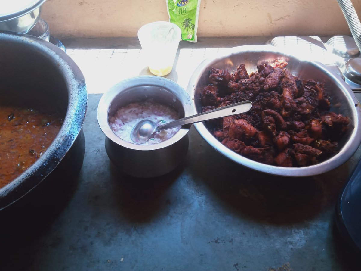iammanoj_77's tweet photo. Our team THALAINAGARAM AJITH FANS-CHENNAI Provided Afternoon Lunch to Truth Foundation Children's Home Today😍 

#Valimai 💪
#HBDDearestThalaAJITH 🎉 https://t.co/Ajklfe9X0D