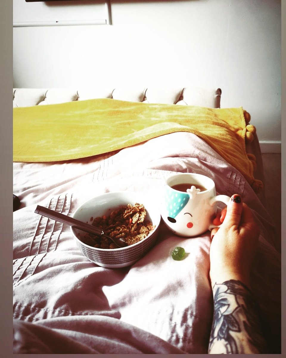 So its breakfast in bed after a long week at work im finding peace and the silence is deafening but its so nice to just to do nothing.. #keyworker #seashellsandlipglossblog #applecidergummies #aldi