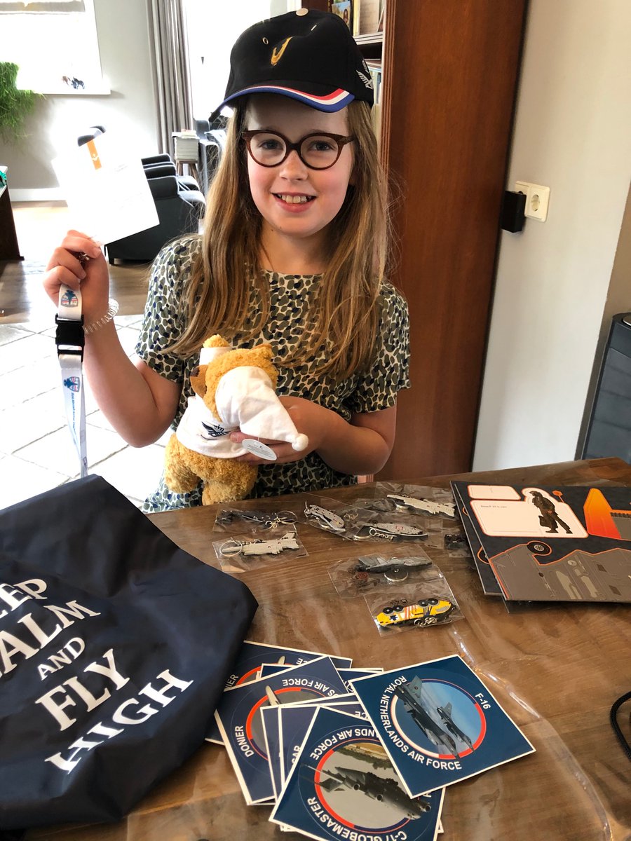 Wauw <a href="/Kon_Luchtmacht/">Koninklijke Luchtmacht</a>! Blije parachutist hier😉