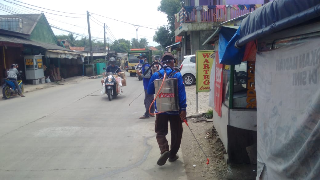 ZulfikarHSH1's tweet photo. Terus bergerak memerangi corona, baik dalam bentuk pembagian masker, aksi penyemprotan disinfektan, maupun pemberian bantuan paket sembako. #demokratlawancorona
#demokratPeduliDanBerbagi
@SBYudhoyono @AgusYudhoyono @Edhie_Baskoro @FPD_DPR @SWasinthon https://t.co/kDufbLCFsf