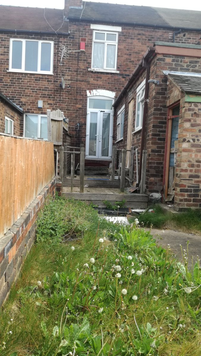 URnotdoingyojob's tweet photo. @BFNW Disgraceful that a person  has to live in this dangerous property in Tellwright St,Burslem.Fall hazard out of French doors,Window and doors boarded up(over 12 months)rotted decking,does the heating work?Is the council funding the rent?@SoTCityCouncil https://t.co/nQsArekOyE