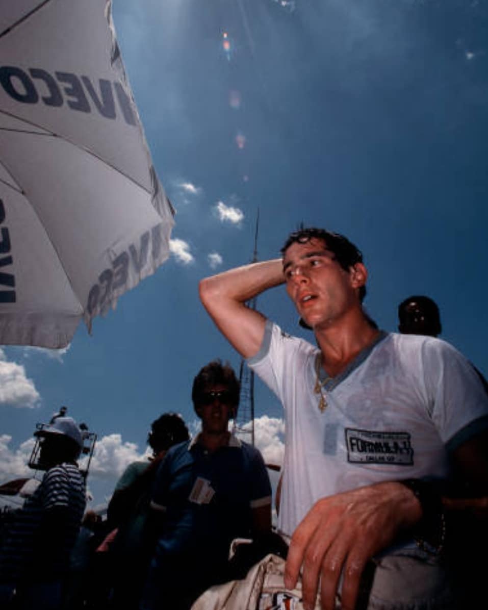 inostripiloti's tweet photo. #ayrtonsenna ♥️
"Ho in mano il casco di Ayrton da mezz’ora buona. Tra poco dovrò consegnarlo alla polizia; ma voglio essere io, io e nessun altro, a raccoglierne la confessione. Deve dirmi perché abbia lasciato entrare anzitempo la morte. Perché si sia.. 
https://t.co/wuNlkp9kRg https://t.co/mp5bxsibVX