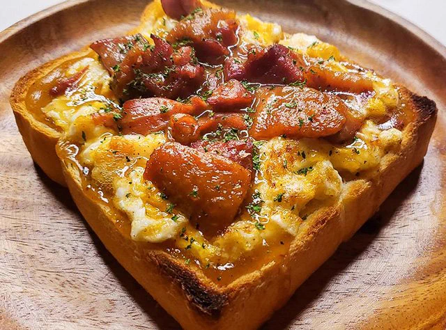 まるでテリヤキピザ？！焼き鳥缶で作る「悪魔の親子トースト」が凄く美味しそう！
