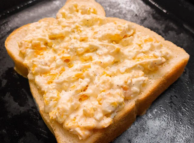 まるでテリヤキピザ？！焼き鳥缶で作る「悪魔の親子トースト」が凄く美味しそう！