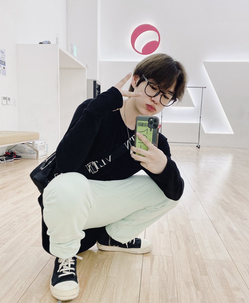 NewWorld_VICTON's tweet photo. [#찬]
날씨가 너무 좋다...🤭☀️
(그냥 그렇다고...)🖤-@ https://t.co/ThlfNUEA8Q