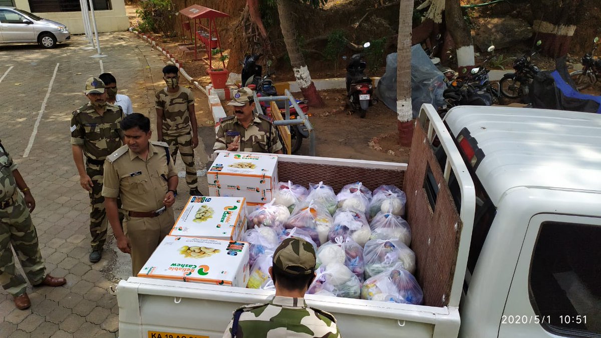 jaideepshenoy's tweet photo. #HelpingHand @CISFHQrs personnel attached to @MRPL
 headed by deputy commandant Mruthyunjaya Swamy D handing over ration kits to needy at Krishnapura near Mangaluru on May Day. @HMOIndia @ONGC_ @HMOKarnataka @DgpKarnataka @PetroleumMin @OGAS2CAPF https://t.co/ryslW4SneV