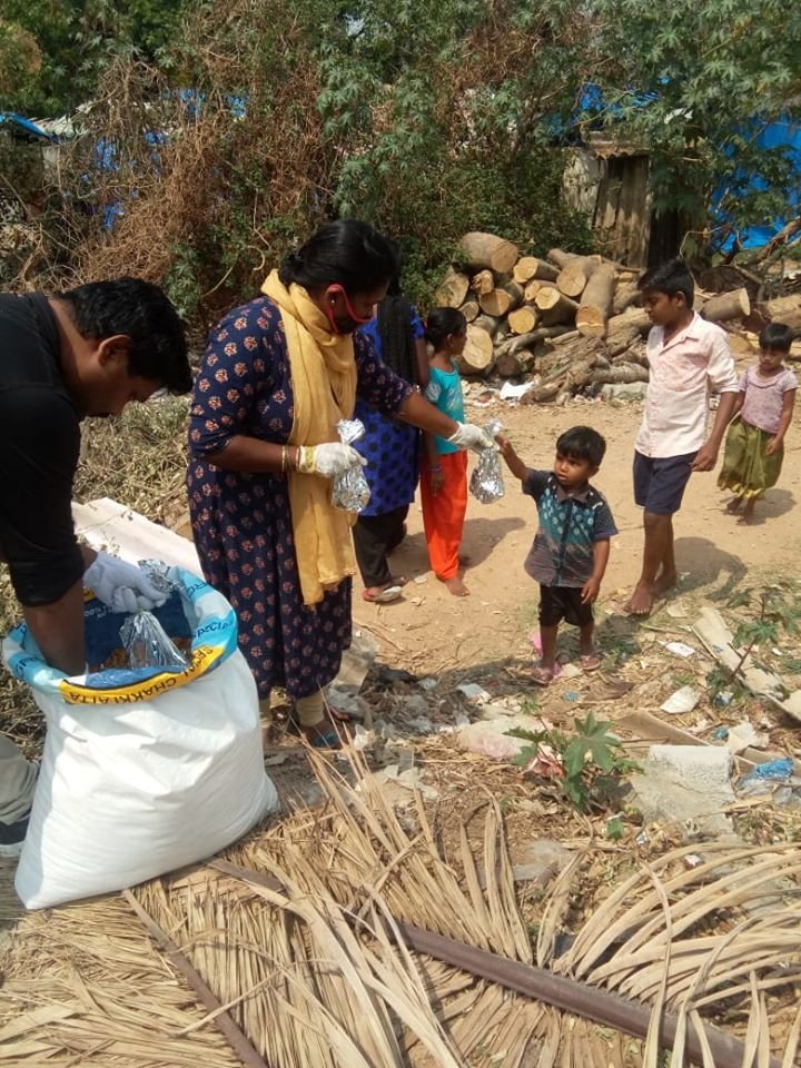 swiggydineout's tweet photo. Our team in #Bangalore recently distributed food with the help of @tacobellindia, Puchkas, Chulha Chauki da Dhaba, @Wowmomo4u and Official Hideout as a part of #ProjectThali, our initiative in association with #WorldHelpGroup! https://t.co/dgWvihFiOi