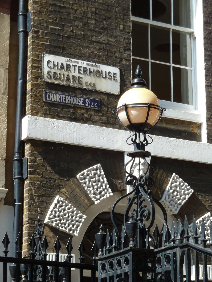 Gaslight of the Day, No.30 [Charterhouse Square] (bonus blue enamel street sign)