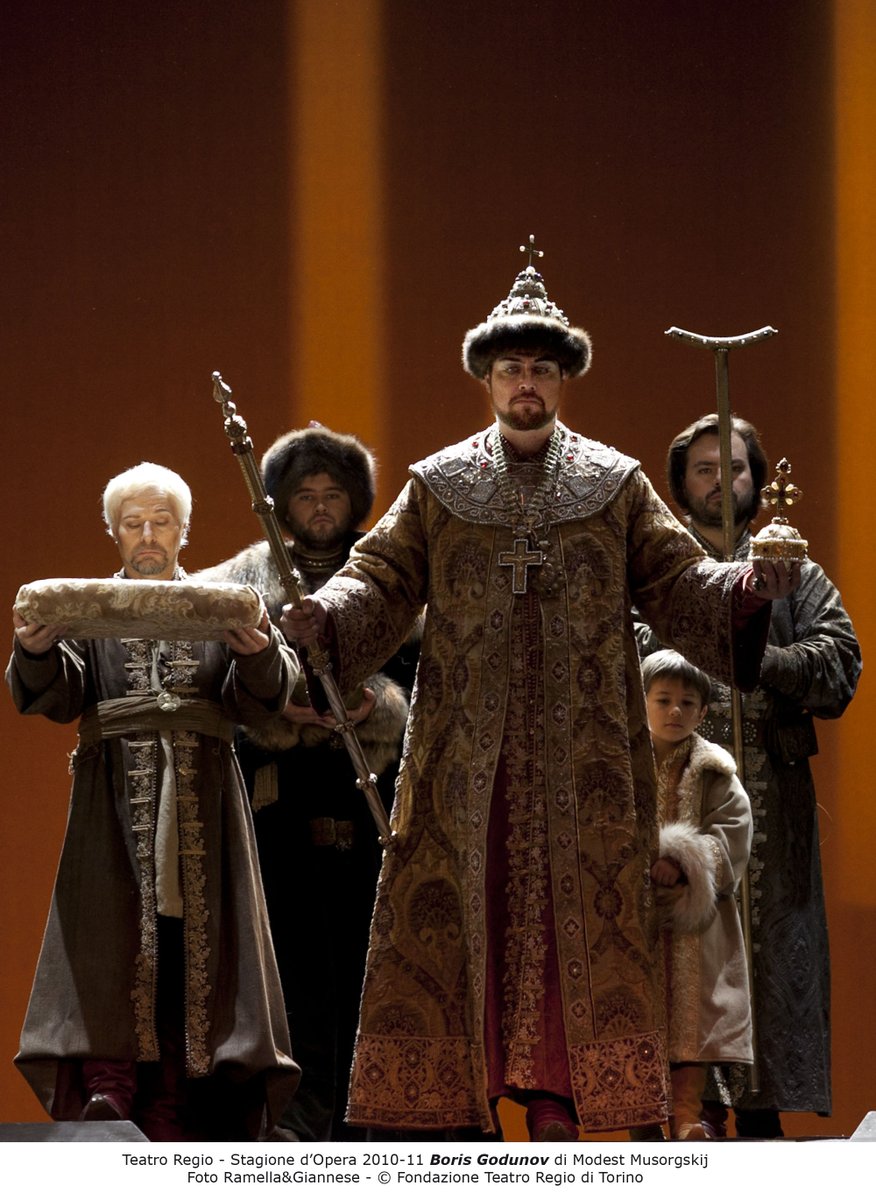 TeatroRegio's tweet photo. Un grande affresco russo ambientato negli anni di intrighi e di rivolte seguiti alla morte di Ivan il Terribile.
Questa sera alle 18.45 su @raicinque 📺 il nostro #BorisGodunov con la regia di Andrei #Konchalovsky e la direzione di @NosedaG!
#operaonthesofa #PrimoMaggio https://t.co/PY3c3ns1w6