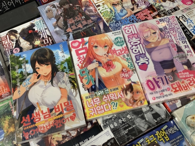 일본식 '라이트 노벨' 여성혐오 심각

라이트 노벨이 대체로 15세 이용가로 판매되는 만큼 문제적이지 않다는 주장과 인기를 구가하면서도 여성의 성적 대상화 등이 주요한 소재로 다루어져 청소년이 읽기에 적절하지 않다는 주장이 부딪히고 있다.
news.naver.com/main/read.nhn?…